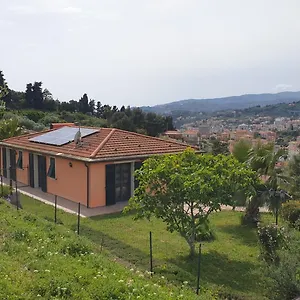 Lazzarini Rosella In Con Piscina A 2km Dal Mare , Imperia Italia